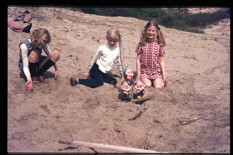 05.Meyendel mei 1972 Brigitte,Marion,Peter.JPG